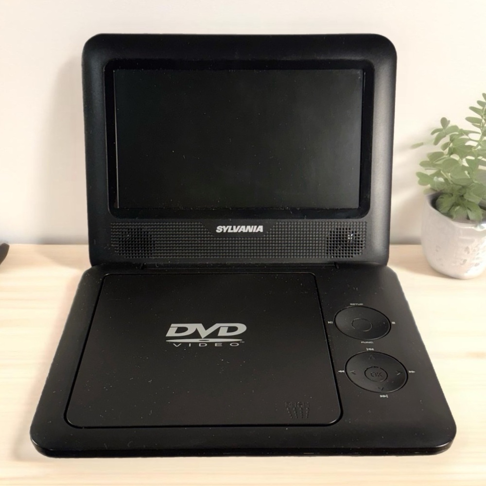 Sylvania Portable DVD Player 7” Screen Untested No Cord *PARTS ONLY*